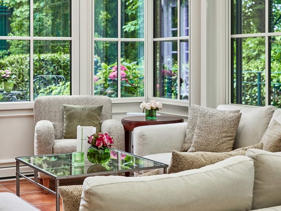 freisinger-hof-hotel-wintergarten-sofa-03.jpg