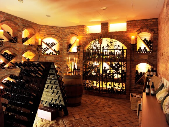 freisinger-hof-restaurant-weinkeller-weinregal-06.jpg