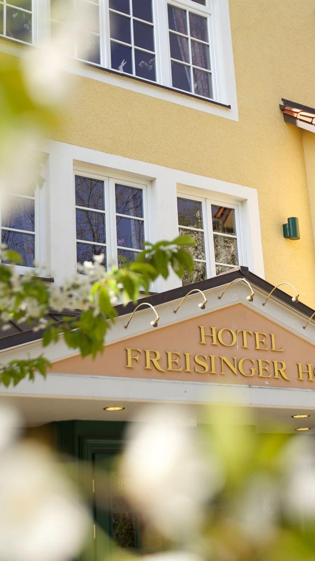 freisinger-hof-hotel-eingang-12.jpg