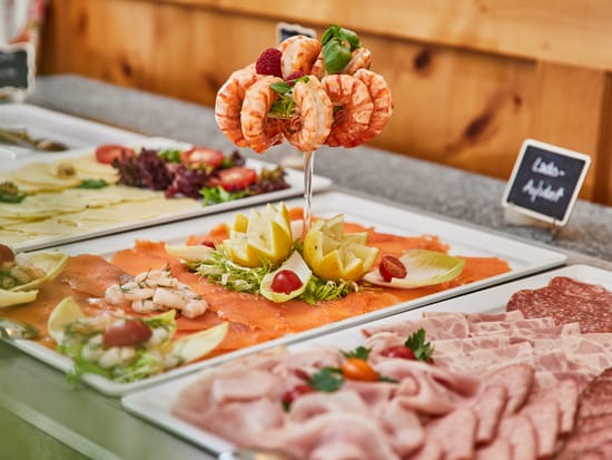 Lachs- und Garnelen-Station am Buffet.
