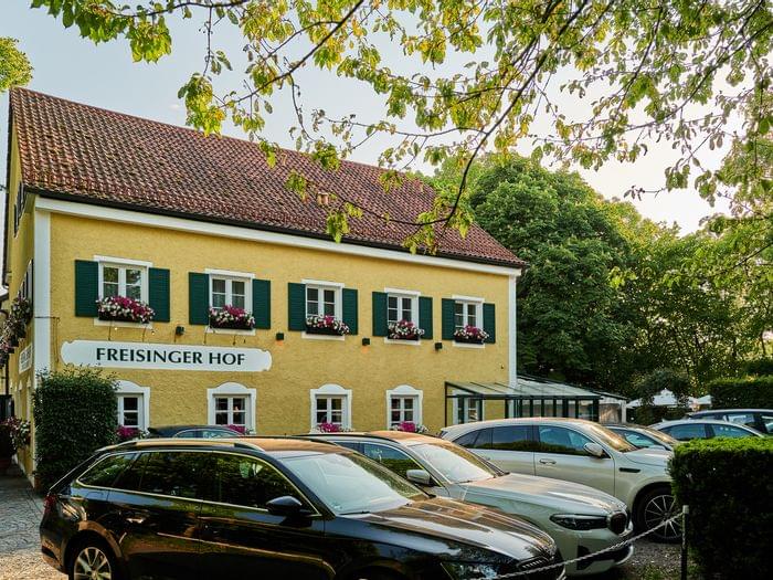 freisinger-hof-restaurant-fassade-parkplatz-11.jpg
