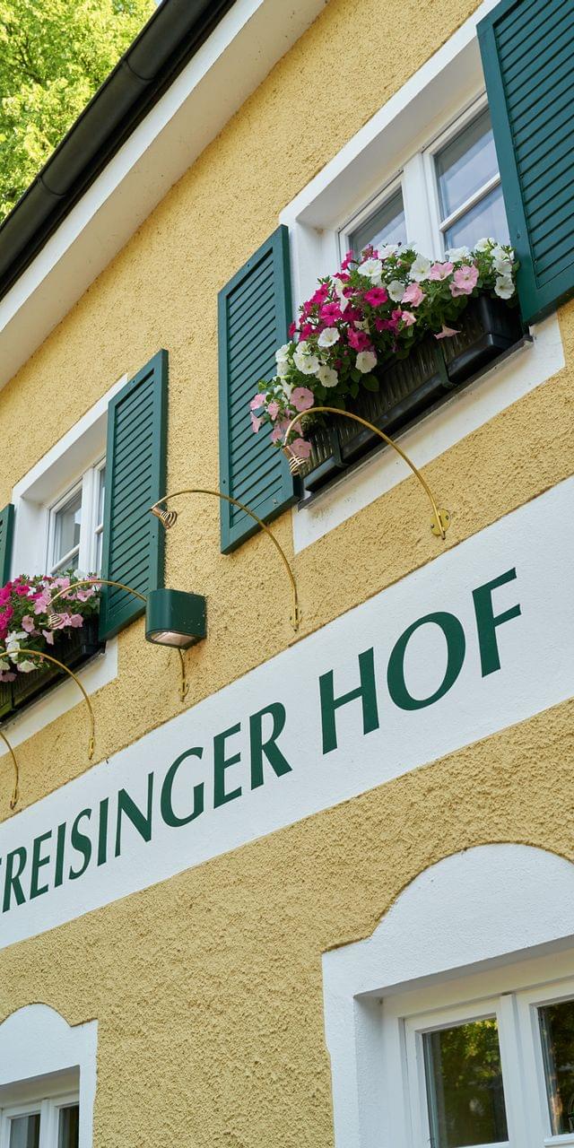 freisinger-hof-restaurant-fassade-parkplatz-06.jpg