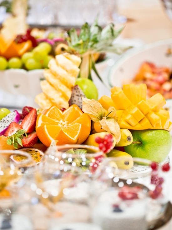 Kunstvoll angerichtete exotische Obstplatte.