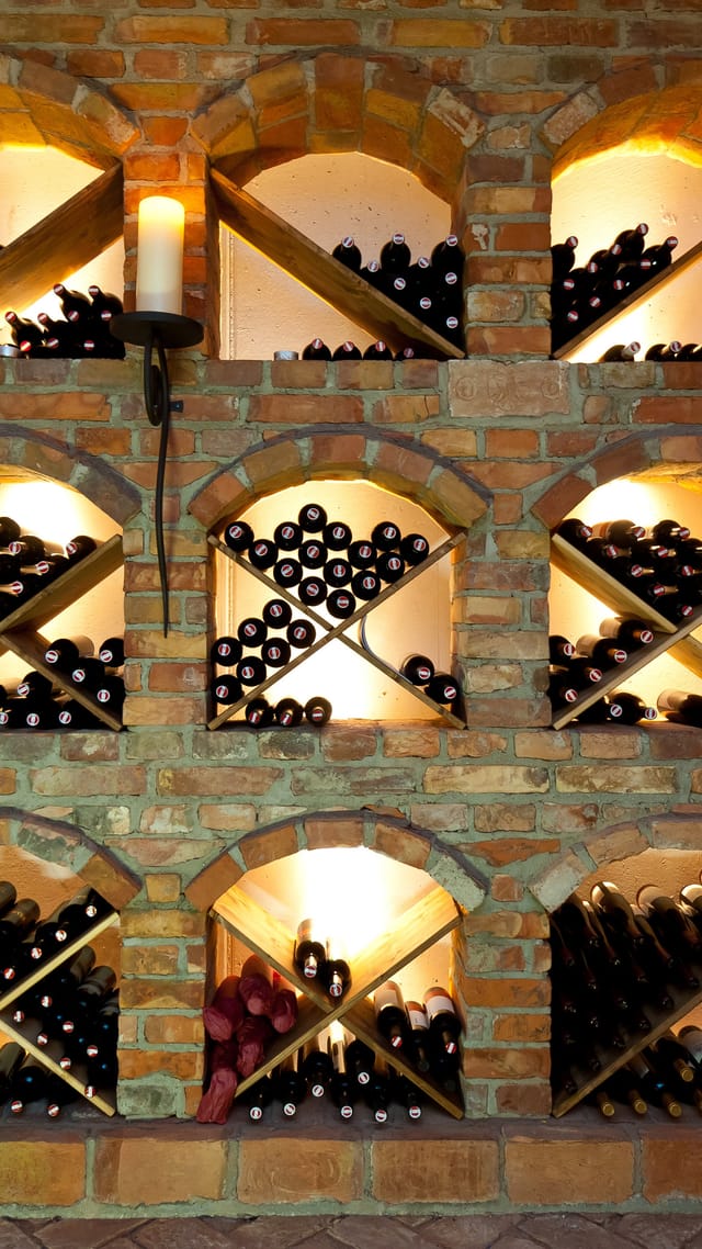 freisinger-hof-restaurant-weinkeller-weinregal-01.jpg