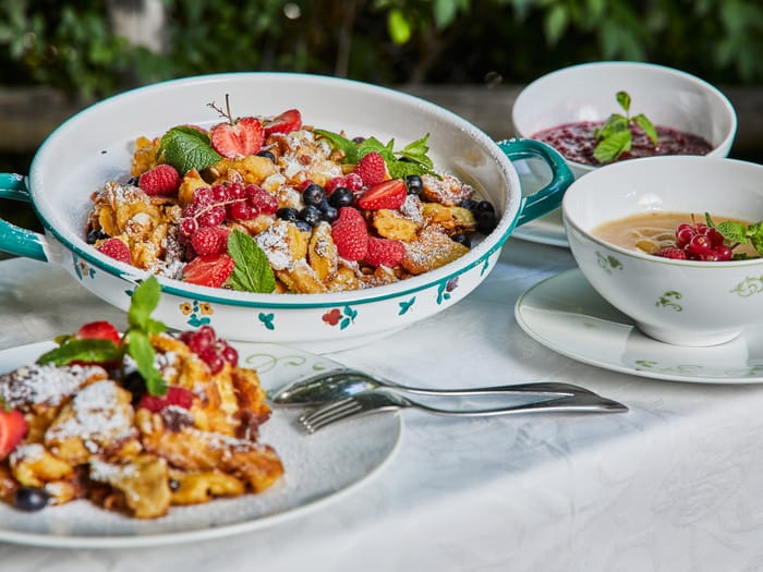 Kaiserschmarrn mit Zwetschgenröster und Apfelmus.
