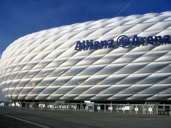 Allianz Arena - Fußballstadion mit markanter weißer Fassade aus aufgeblasenen Kissenpaneelen.
