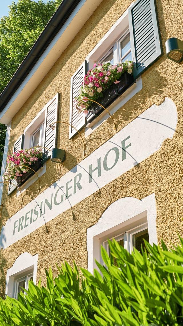 freisinger-hof-restaurant-fassade-parkplatz-09.jpg