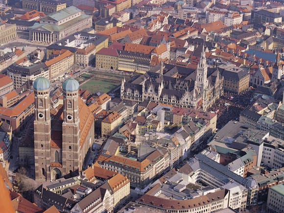 Luftaufnahme der Münchner Altstadt mit Frauenkirche und dichter historischer Bebauung.