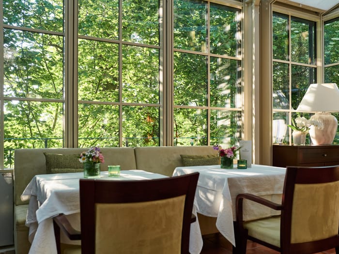 freisinger-hof-hotel-wintergarten-tische-02.jpg