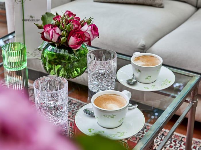 freisinger-hof-hotel-wintergarten-sofa-04.jpg