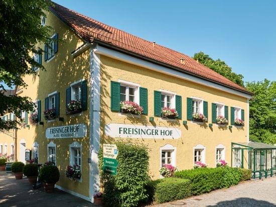 freisinger-hof-restaurant-fassade-parkplatz-08.jpg