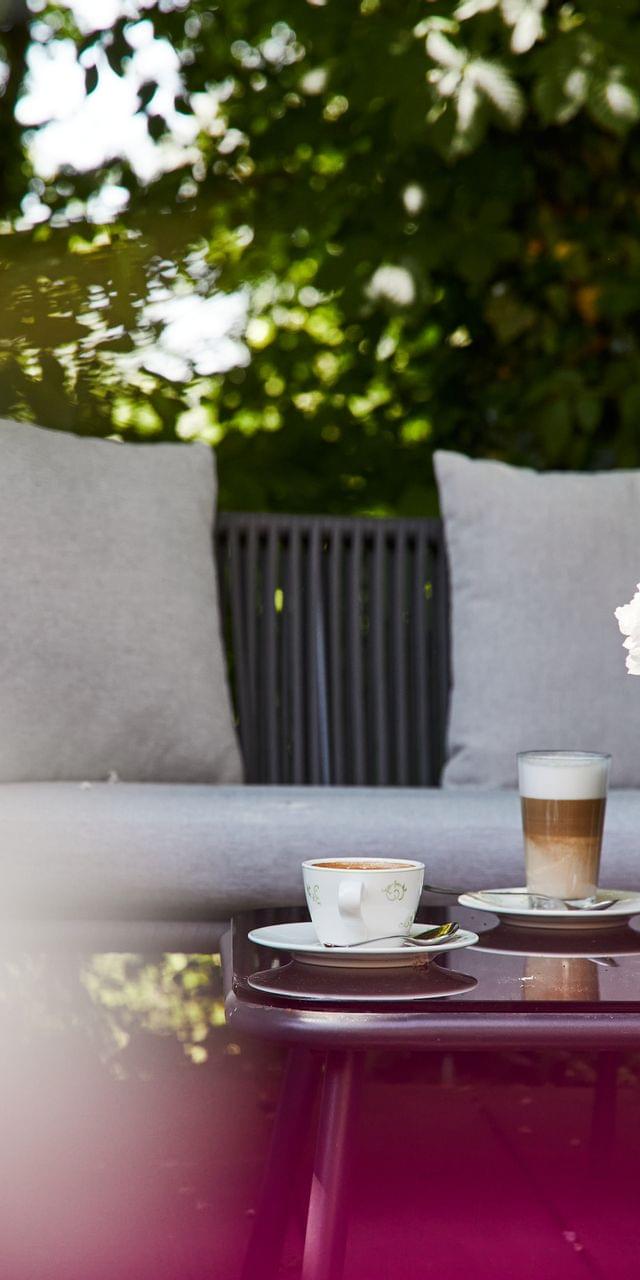 Lounge_mit_Kaffee_auf_Tisch.jpg