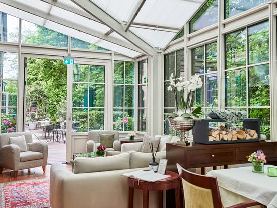 freisinger-hof-hotel-wintergarten-sofa-01.jpg