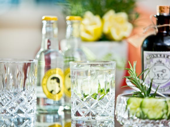Gin-Cocktails mit Rosmarin und Limette.