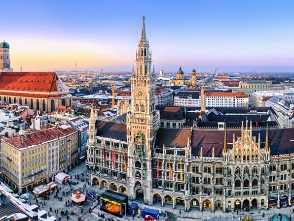 Luftaufnahme des Marienplatzes München mit Neuem Rathaus in der Abenddämmerung.