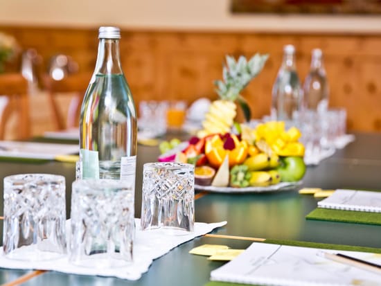 freisinger-hof-hotel-seminare-tisch-01.jpg