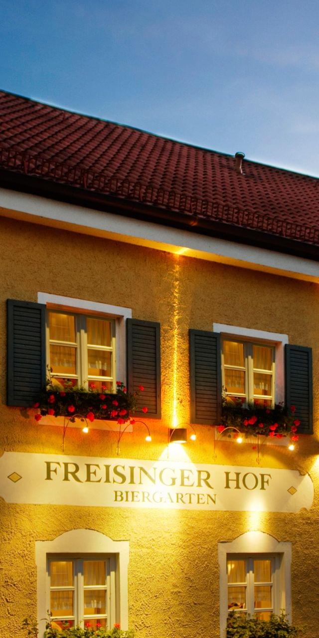 freisinger-hof-restaurant-fassade-parkplatz-05.jpg