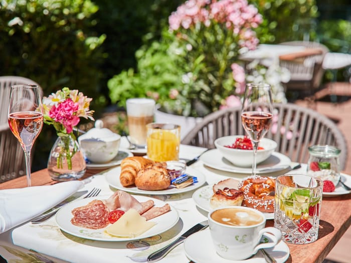 freisinger-hof-restaurant-fruehstueck-terrasse-04.jpg