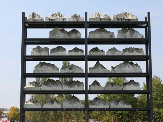 Kunstvolle Regalinstallation mit weiß blühenden Pflanzen in mehreren Etagen gestaffelt, vermutlich Teil einer Garten- oder Messeausstellung.