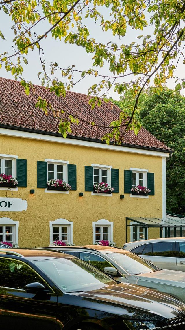 freisinger-hof-restaurant-fassade-parkplatz-07.jpg
