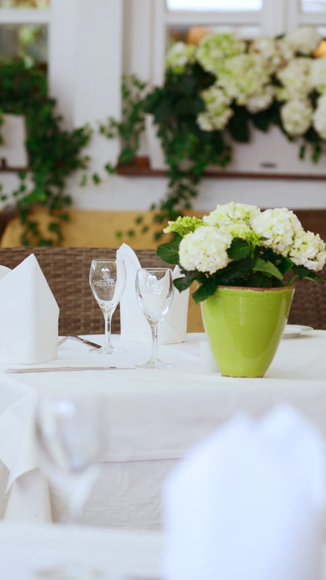 freisinger-hof-restaurant-gastgarten-tisch-02.jpg