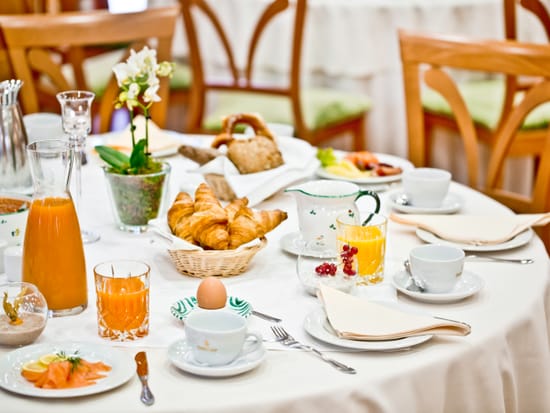 freisinger-hof-restaurant-fruehstueck-tisch-03.jpg