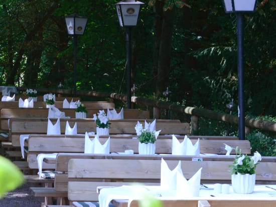 freisinger-hof-restaurant-gastgarten-tisch-01.jpg