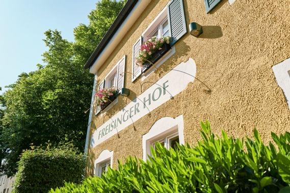 freisinger-hof-restaurant-fassade-parkplatz-09.jpg