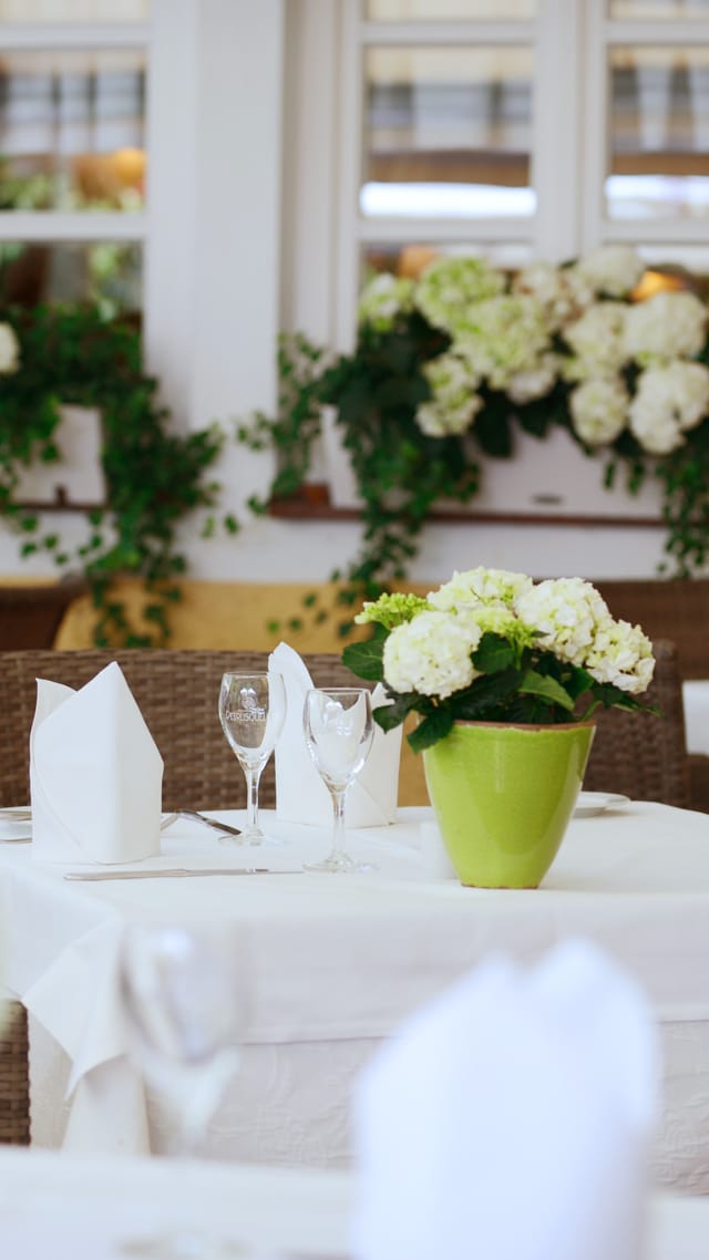 freisinger-hof-restaurant-gastgarten-tisch-02.jpg